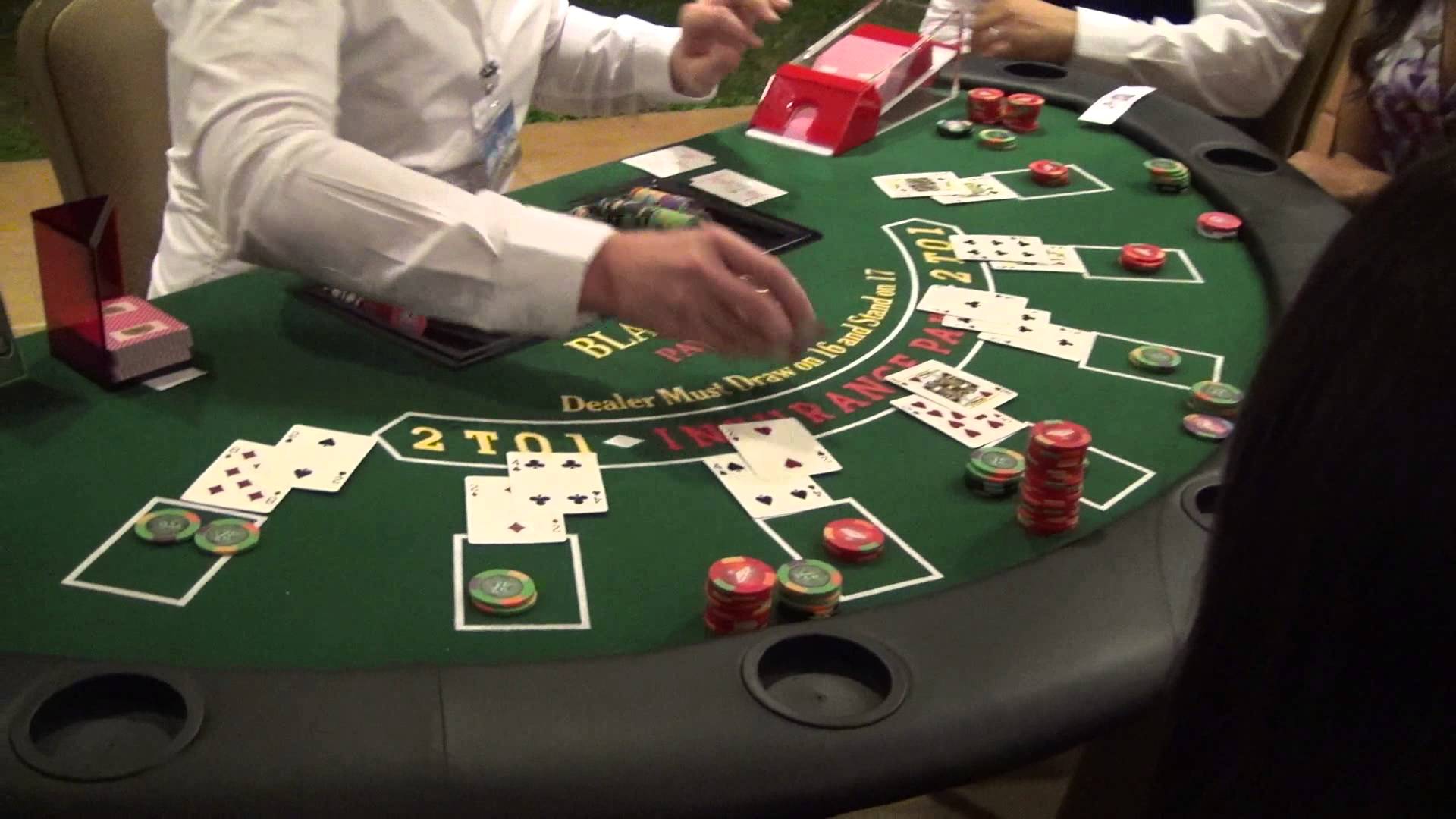 Игра в карты чтобы заработать денег. Игра блекджек. Казино блекджек. Игра блэкджек казино. Игровой стол казино.